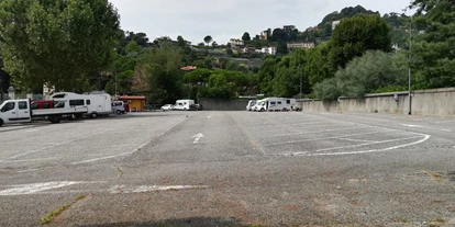 Motorhome parking space - Stromanschluss - Carenno - Parking Conca d`Oro